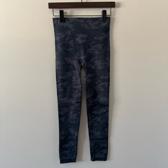 EUC SPANX LOOK AT ME NOW LEGGINGS GREEN / GREY CAMO SIZE MEDIUM - Picture 1 of 5